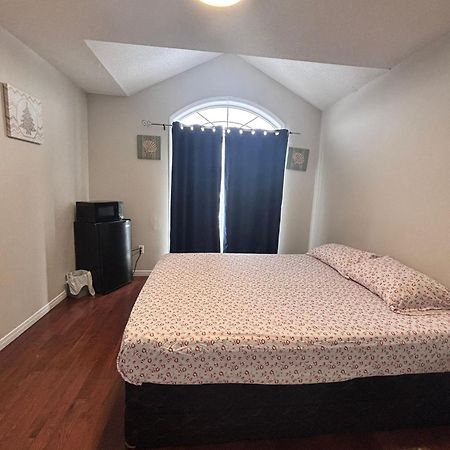 Bright Queen Room Close To Sheridan College And Airport Брамптън Екстериор снимка