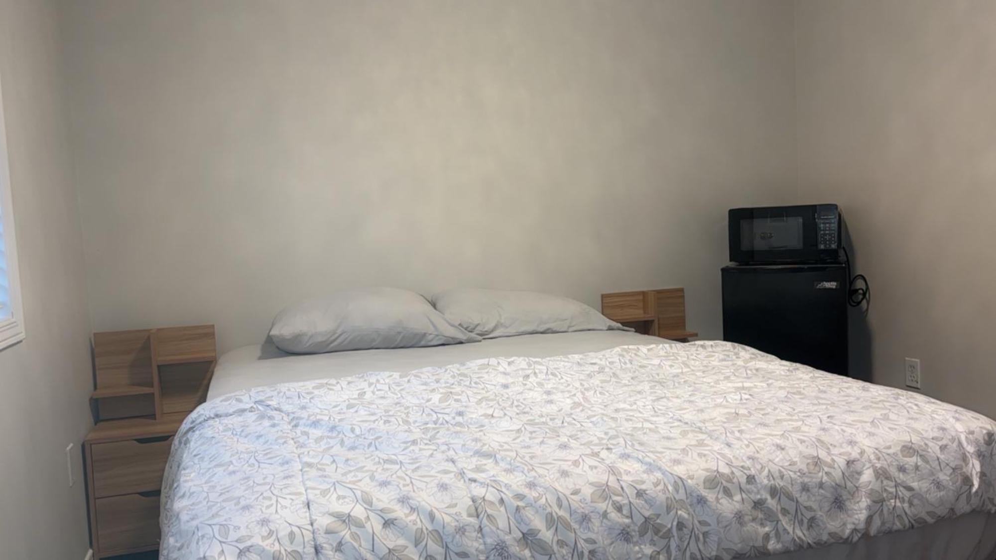 Bright Queen Room Close To Sheridan College And Airport Брамптън Екстериор снимка