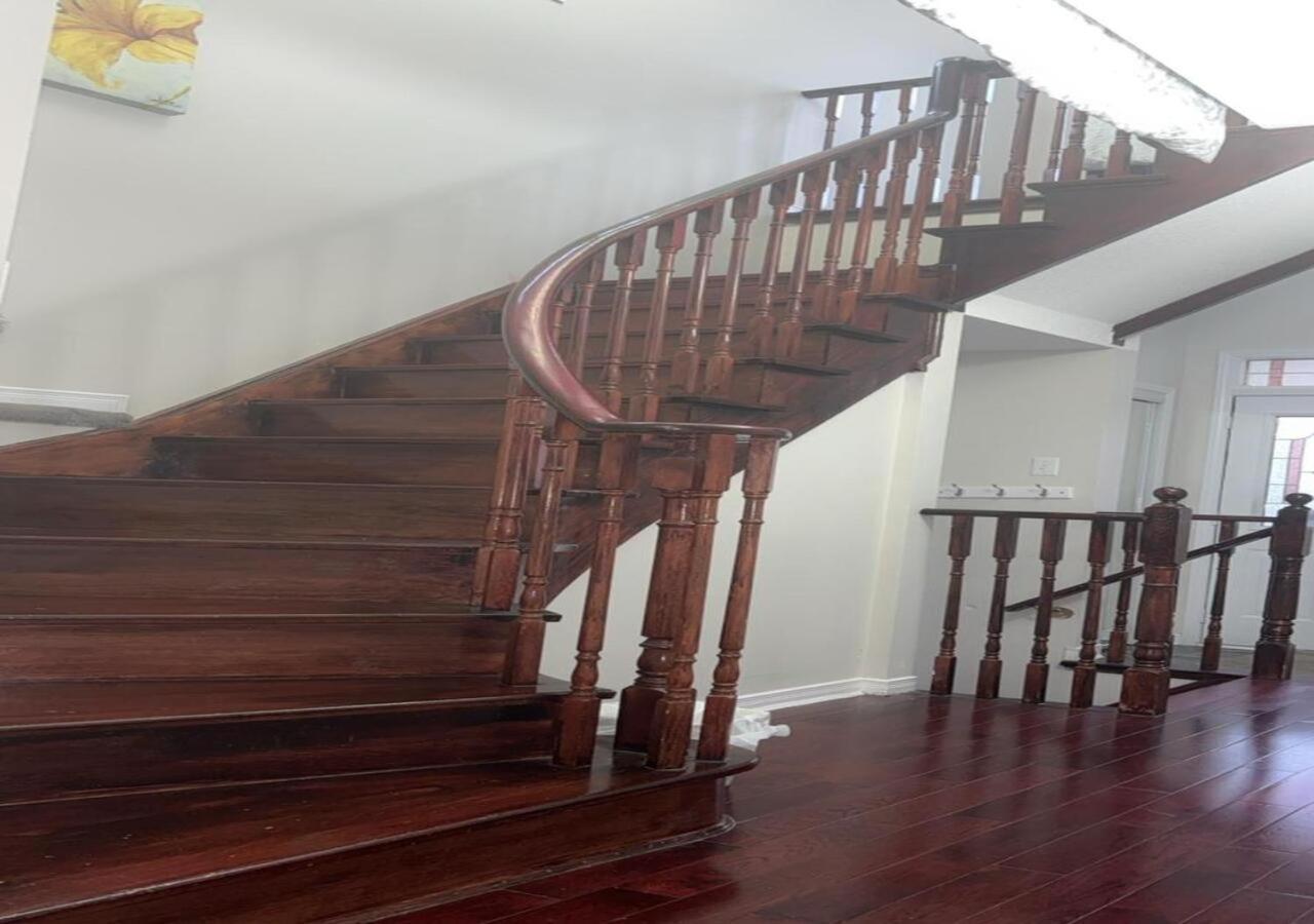 Bright Queen Room Close To Sheridan College And Airport Брамптън Екстериор снимка