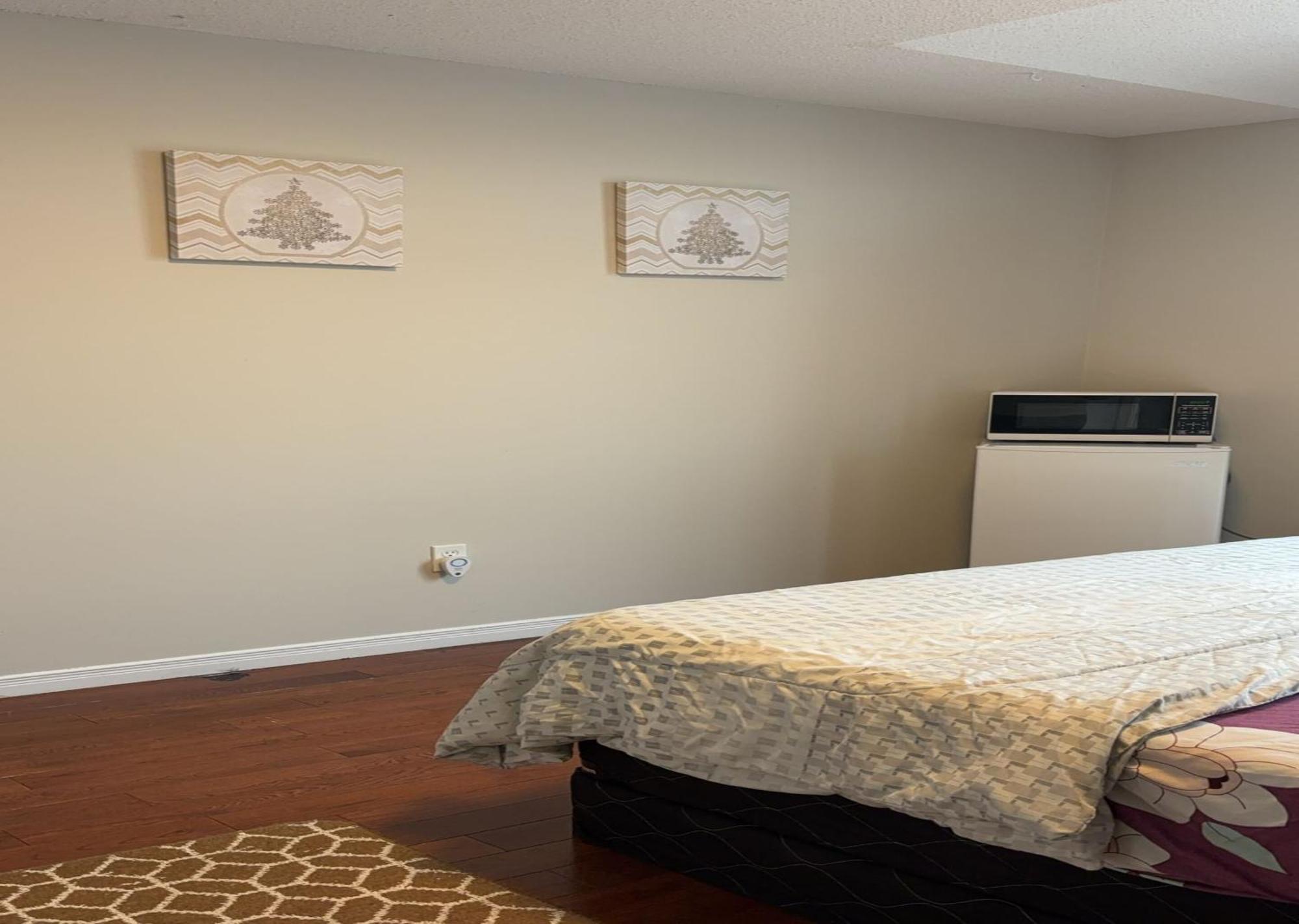Bright Queen Room Close To Sheridan College And Airport Брамптън Екстериор снимка
