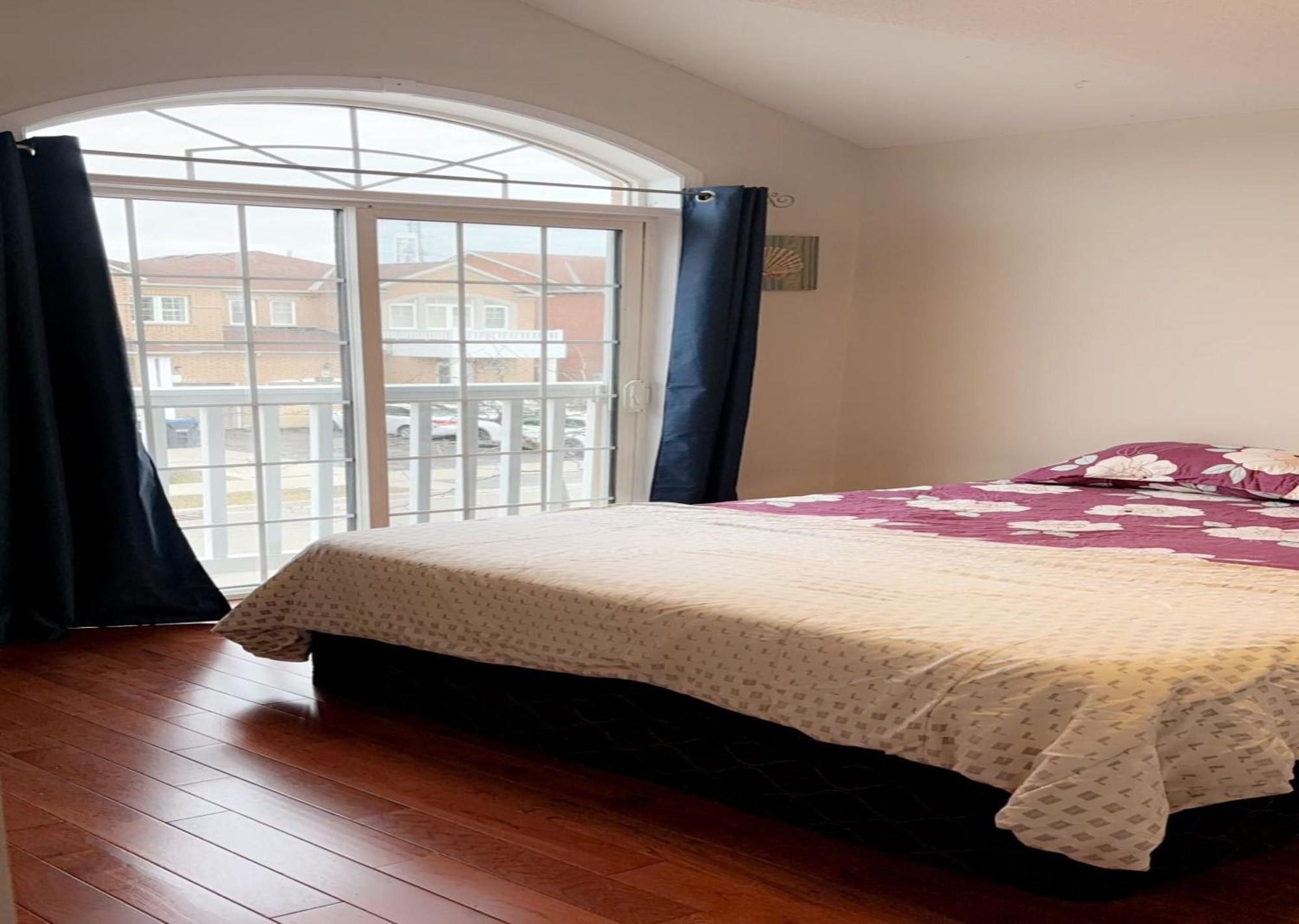 Bright Queen Room Close To Sheridan College And Airport Брамптън Екстериор снимка
