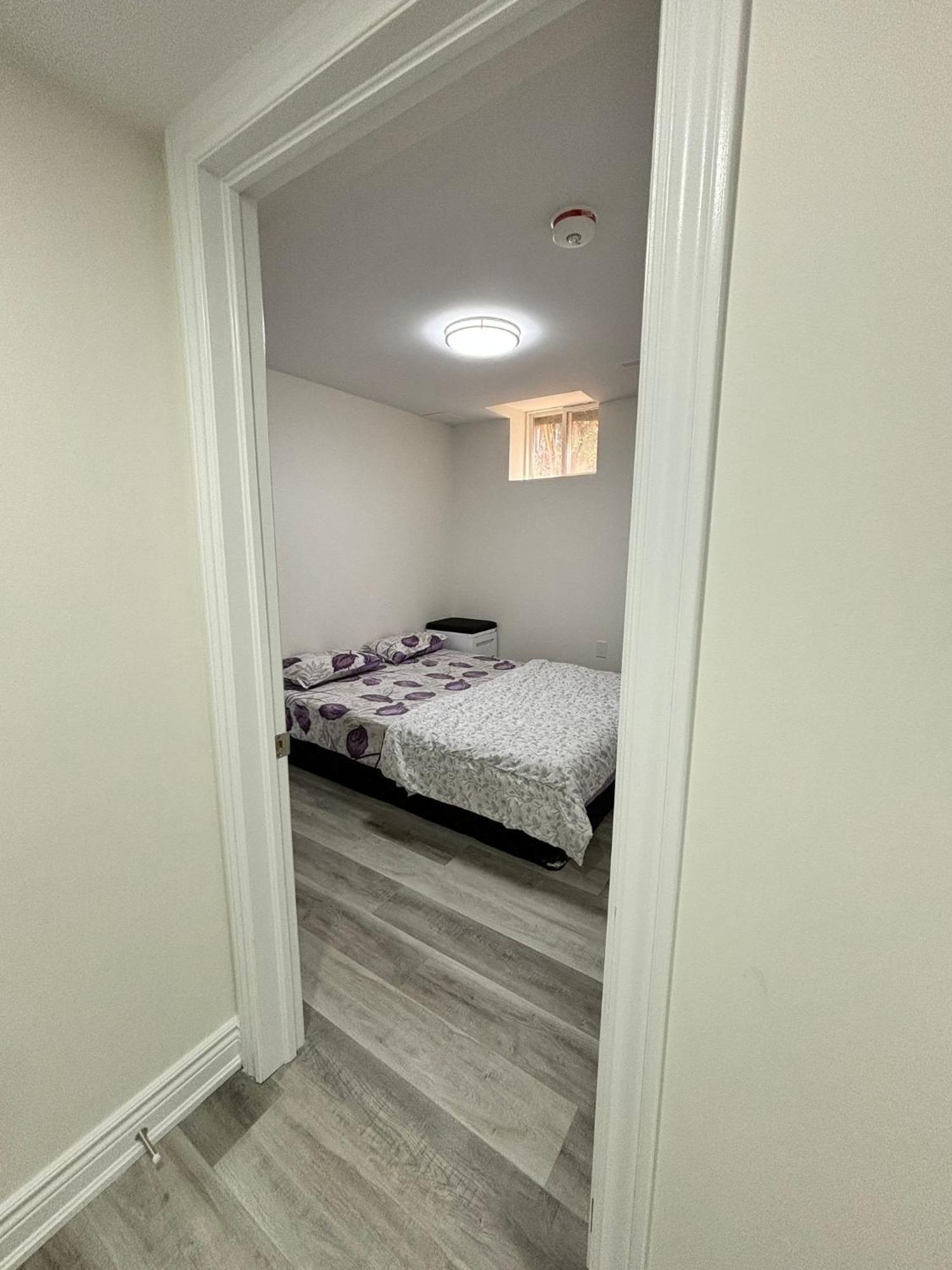 Bright Queen Room Close To Sheridan College And Airport Брамптън Екстериор снимка