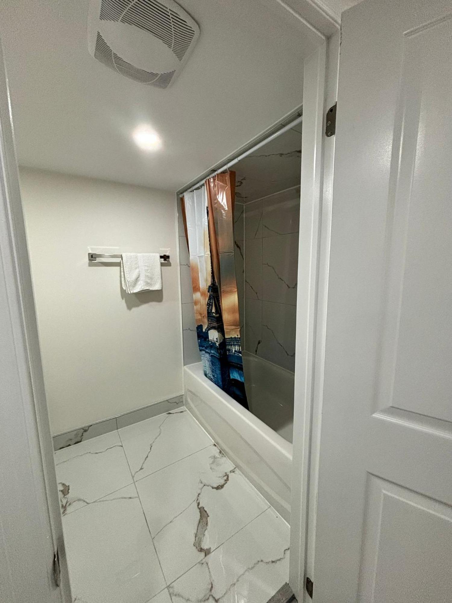 Bright Queen Room Close To Sheridan College And Airport Брамптън Екстериор снимка