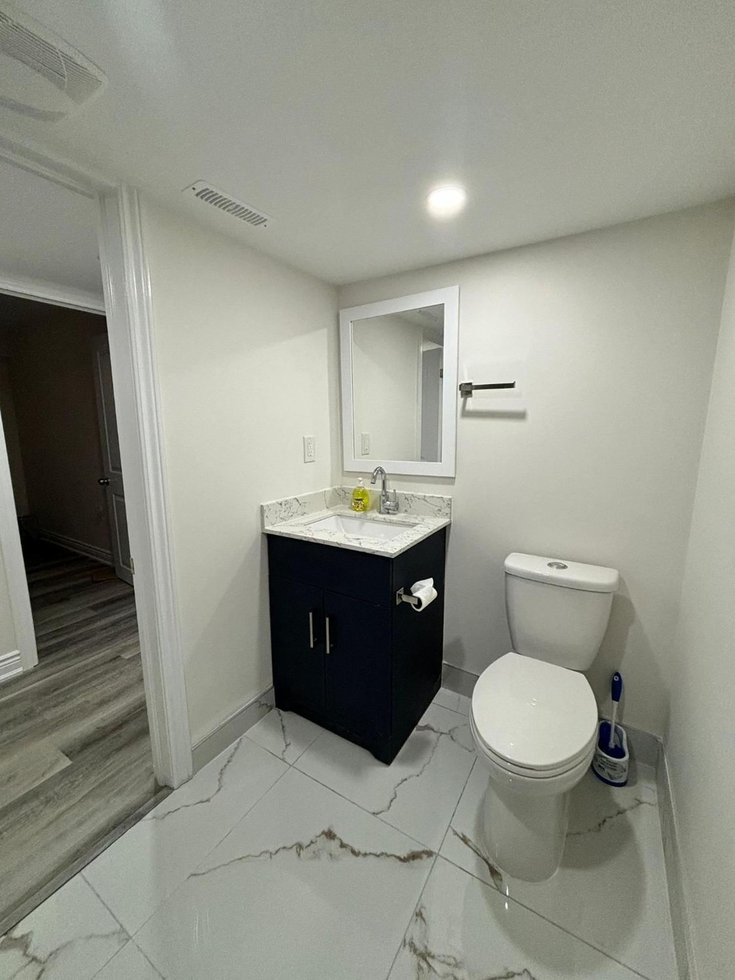 Bright Queen Room Close To Sheridan College And Airport Брамптън Екстериор снимка