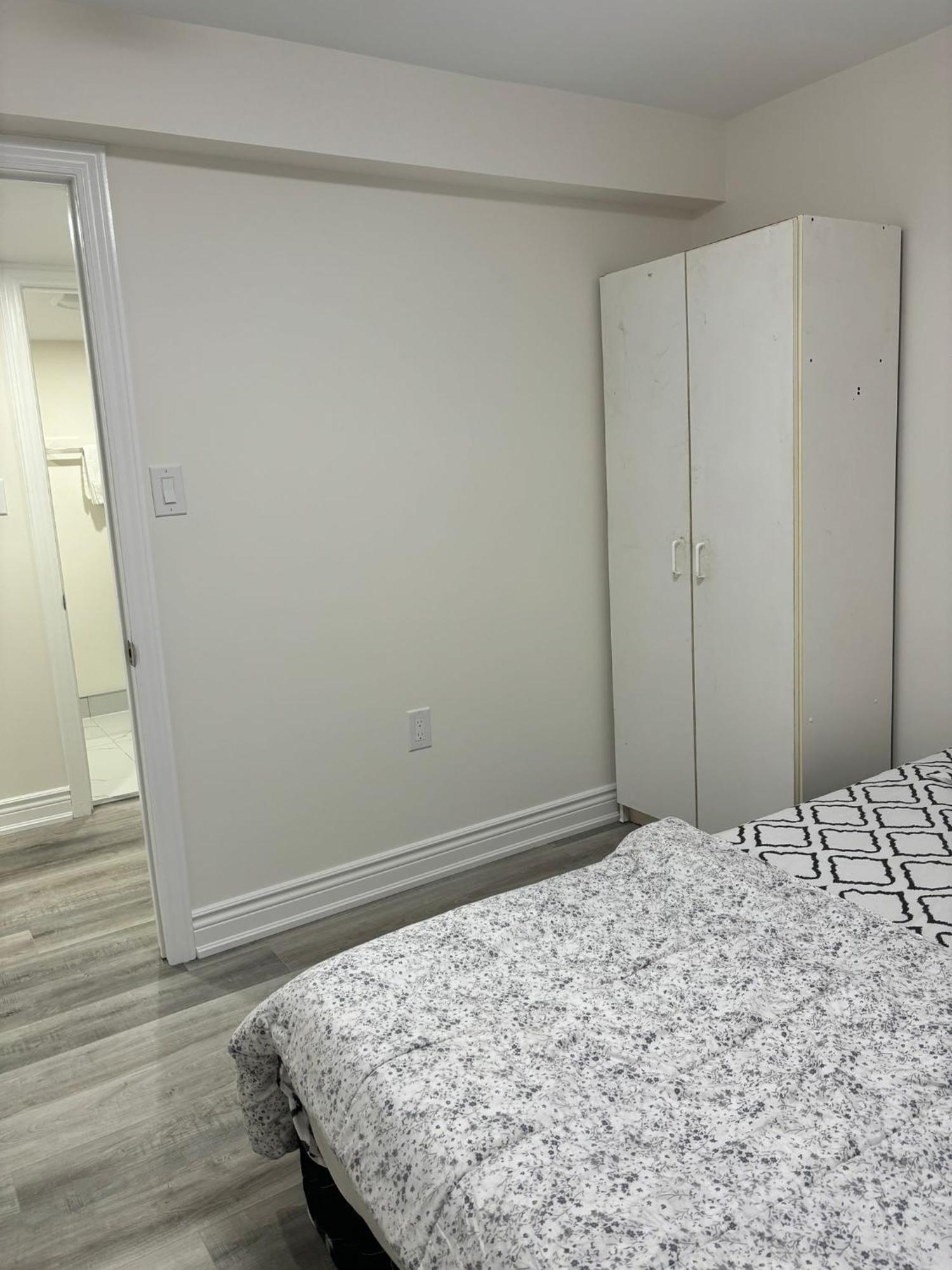 Bright Queen Room Close To Sheridan College And Airport Брамптън Екстериор снимка