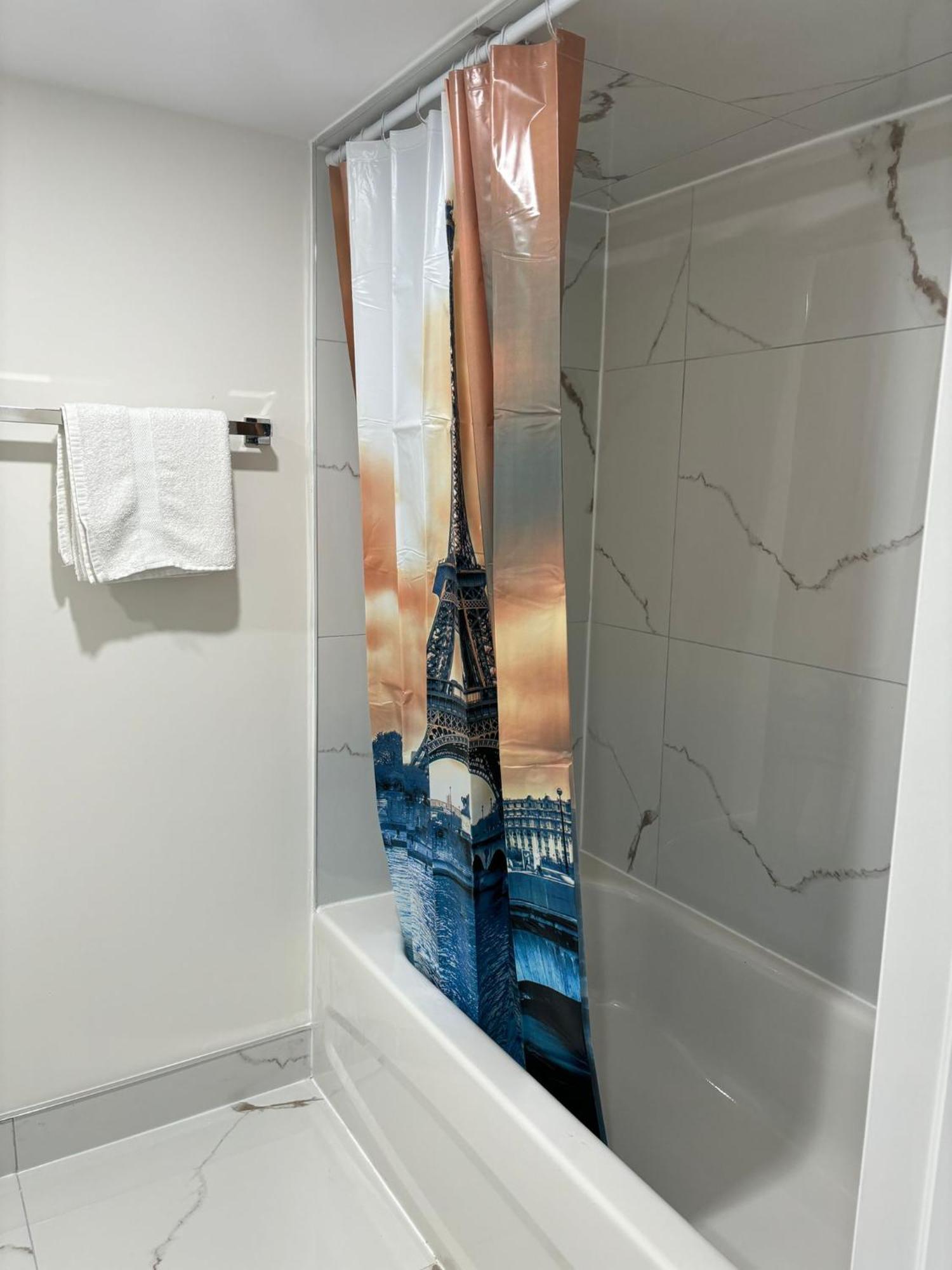 Bright Queen Room Close To Sheridan College And Airport Брамптън Екстериор снимка