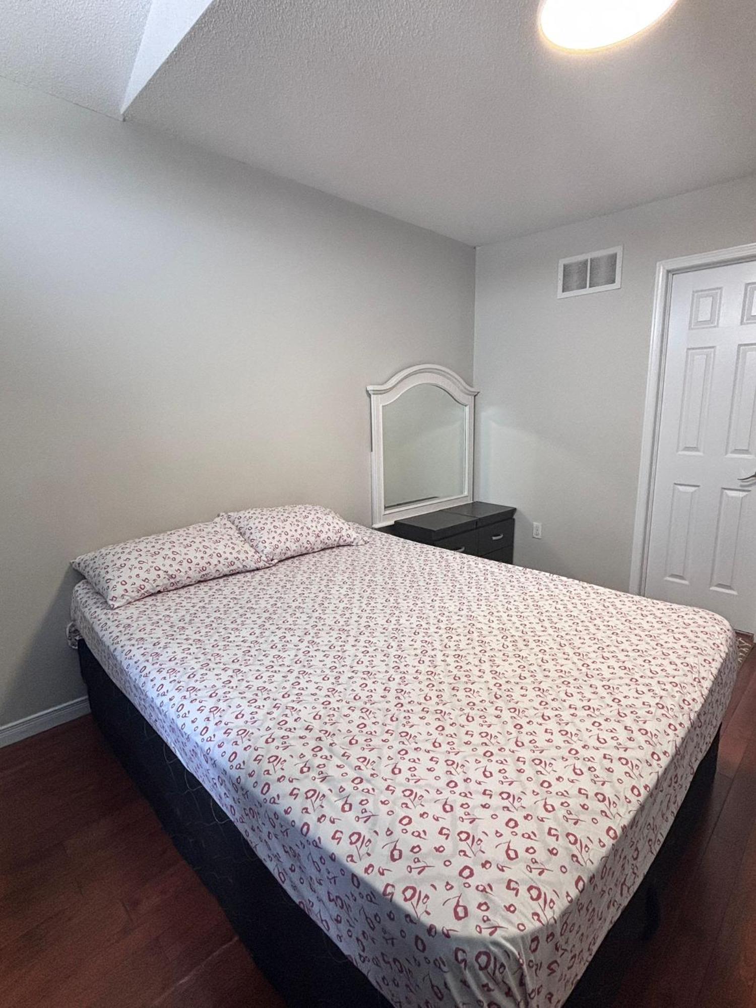 Bright Queen Room Close To Sheridan College And Airport Брамптън Екстериор снимка