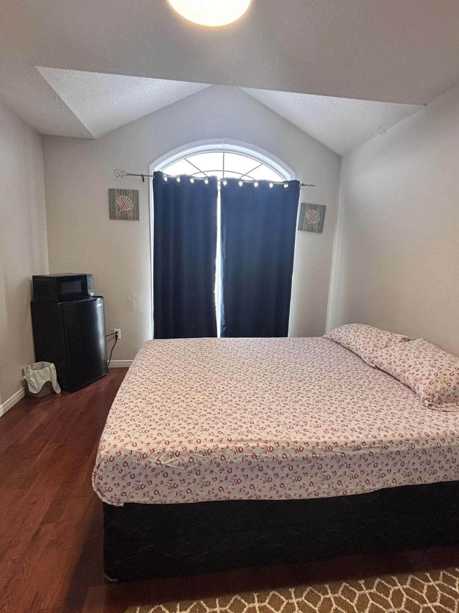 Bright Queen Room Close To Sheridan College And Airport Брамптън Екстериор снимка